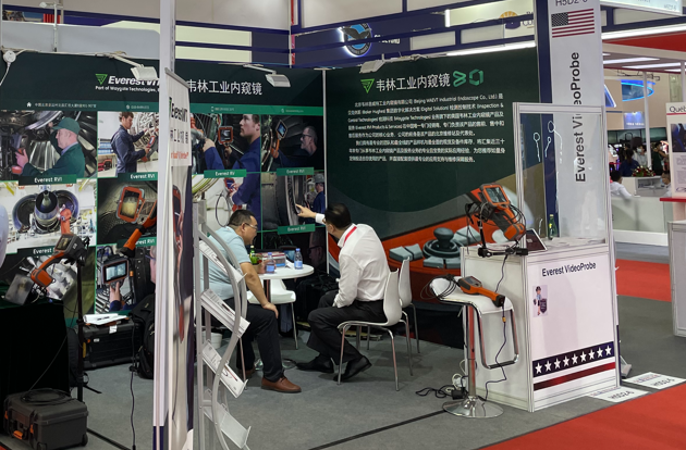 韋林孫總經理與觀展人員親切交談 韋林孫總經理與觀展人員親切交談