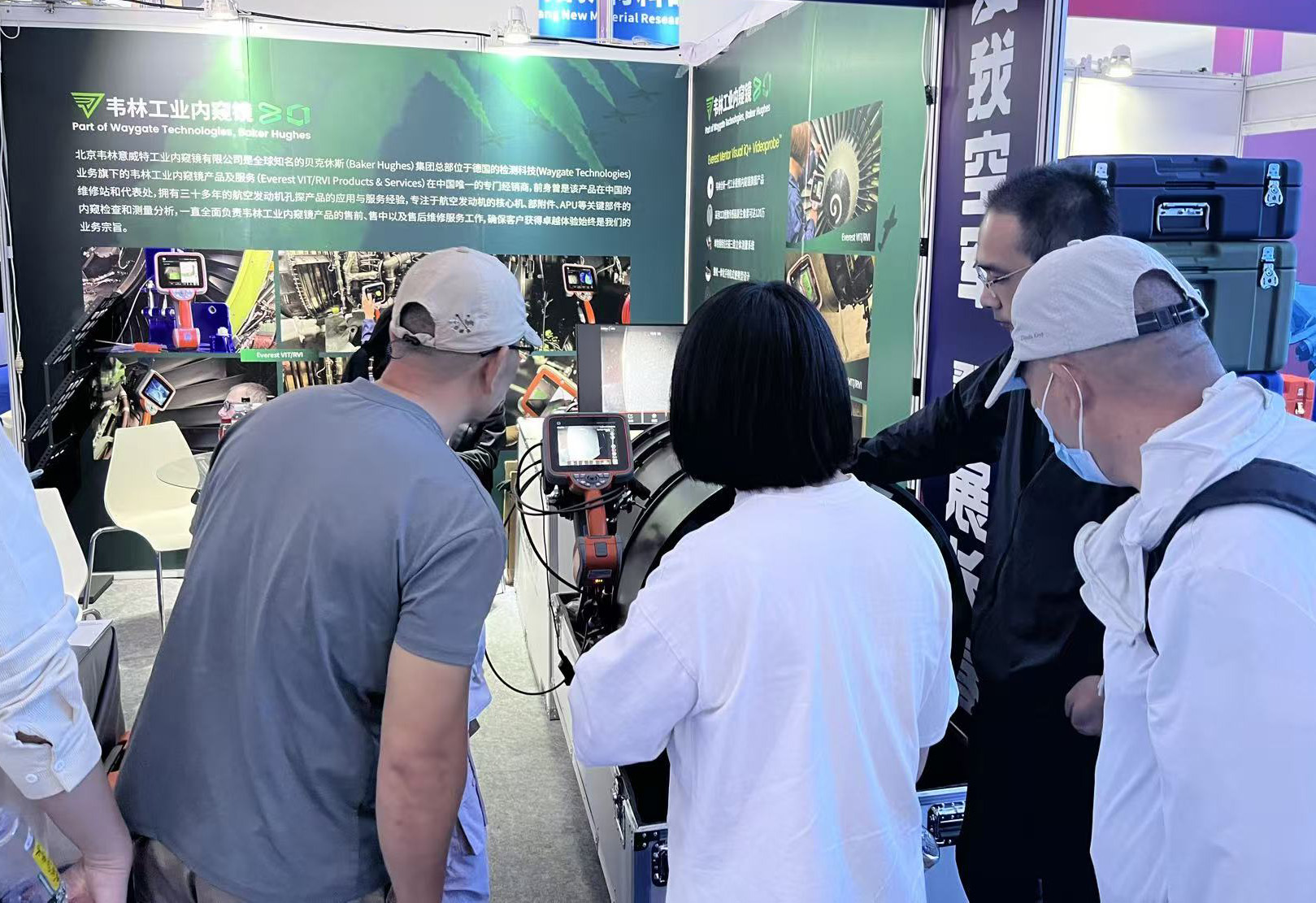 各界觀眾及嘉賓蒞臨韋林展位交流 各界觀眾及嘉賓蒞臨韋林展位交流